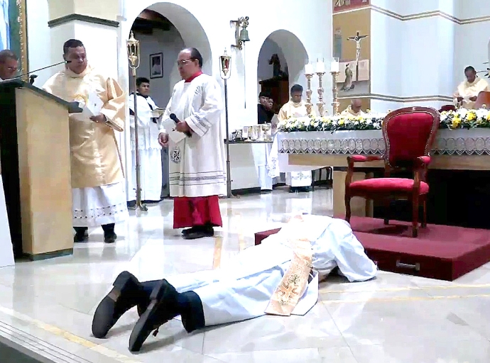 Aruba a haya un pastoor local mas ora cu ordenacion di diacono Michael Nicolaas